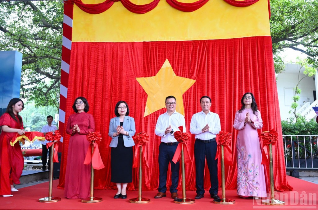 Các đại biểu cắt băng khai mạc Triển lãm