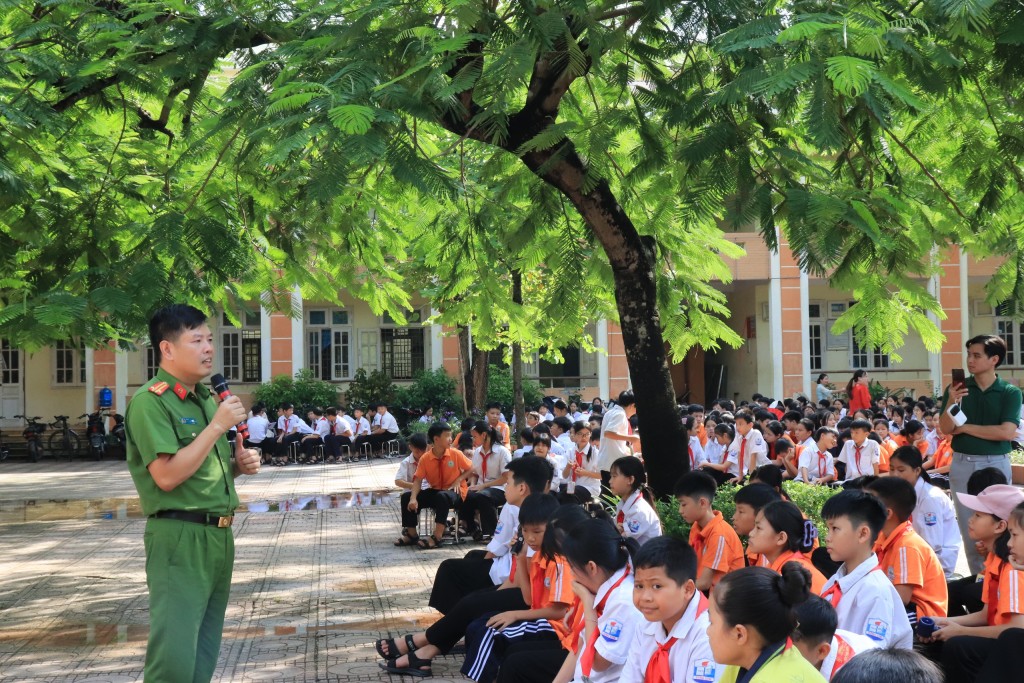 Trung tá Ngô Tuấn Đạt - Phó Trưởng Công an xã Phú Nghĩa hướng dẫn cho các cháu học sinh kiến thức PCCC.