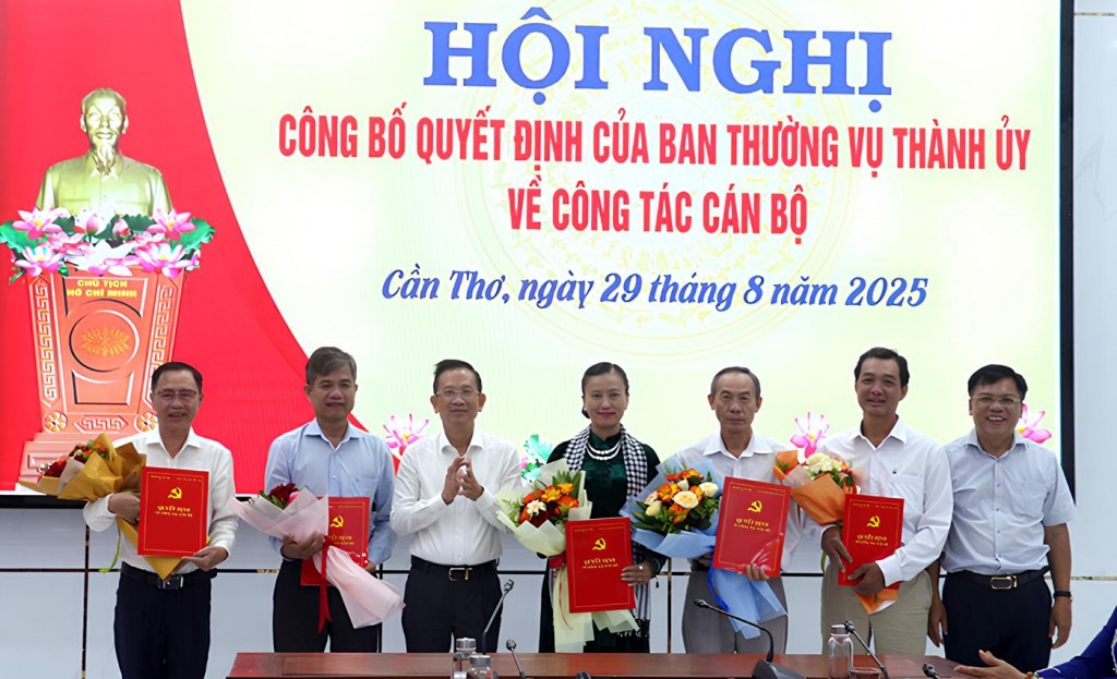 Nguyễn Thiện Nhơn (thứ 3 từ trái qua), Ủy viên BTV, Trưởng Ban Tổ chức Thành ủy, trao quyết định cho các đồng chi nghỉ hưu trước tuổi.