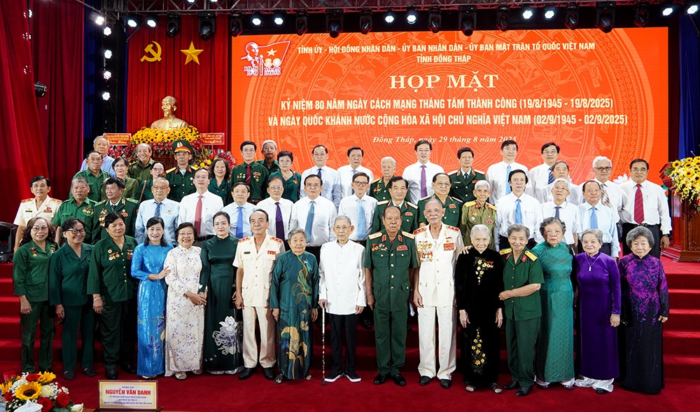 Đại biểu chụp ảnh lưu niệm tại buổi họp mặt