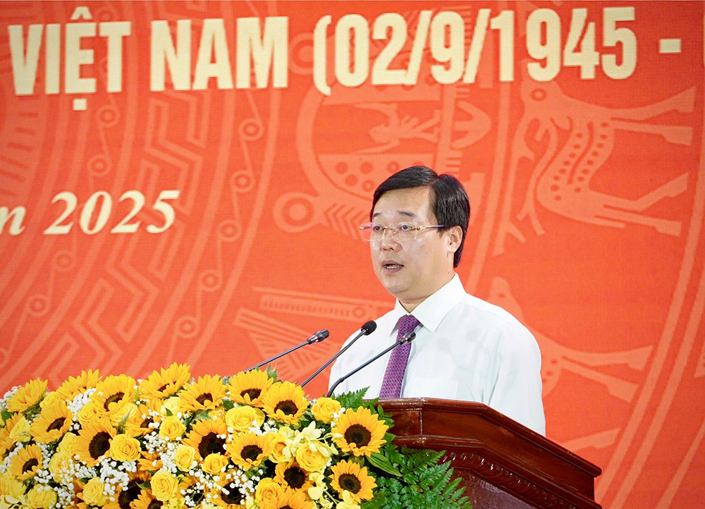 Đồng chí Lê Quốc Phong, Ủy viên Ban Chấp hành Trung ương Đảng, Bí thư Tỉnh ủy, Trưởng đoàn Đại biểu Quốc hội tỉnh Đồng Tháp phát biểu ôn lại truyền thống tại buổi họp mặt. (Ảnh: Việt Tiến)
