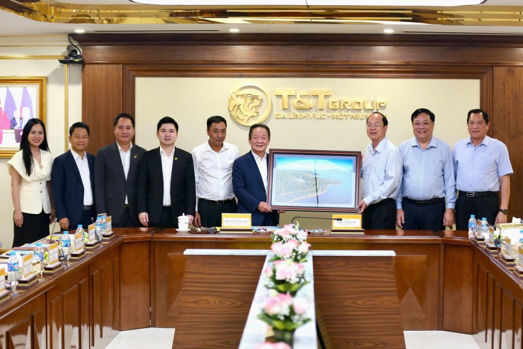  Lãnh đạo tỉnh Cà Mau tặng quà cho lãnh đạo Tập đoàn T&T Group tại buổi làm việc.