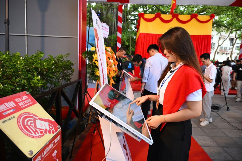 Check-in AR – ảnh kỷ niệm lấy ngay: ứng dụng công nghệ thực tế tăng cường với bản đồ Việt Nam 3D, tạo điểm nhấn trẻ trung, hiện đại, gắn kết lịch sử với thế hệ hôm nay.