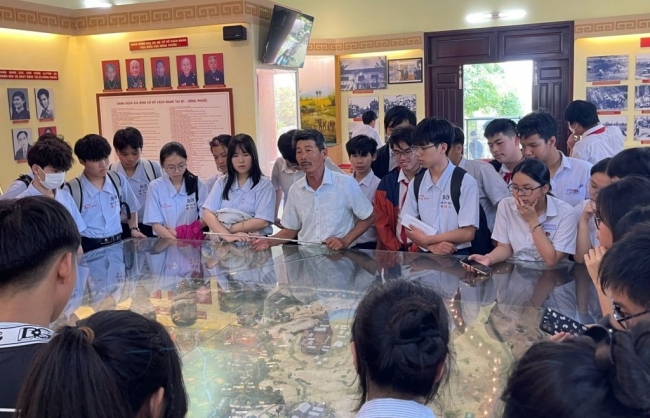 Huyền thoại mẹ Dĩ và ngọn đèn đứng gác