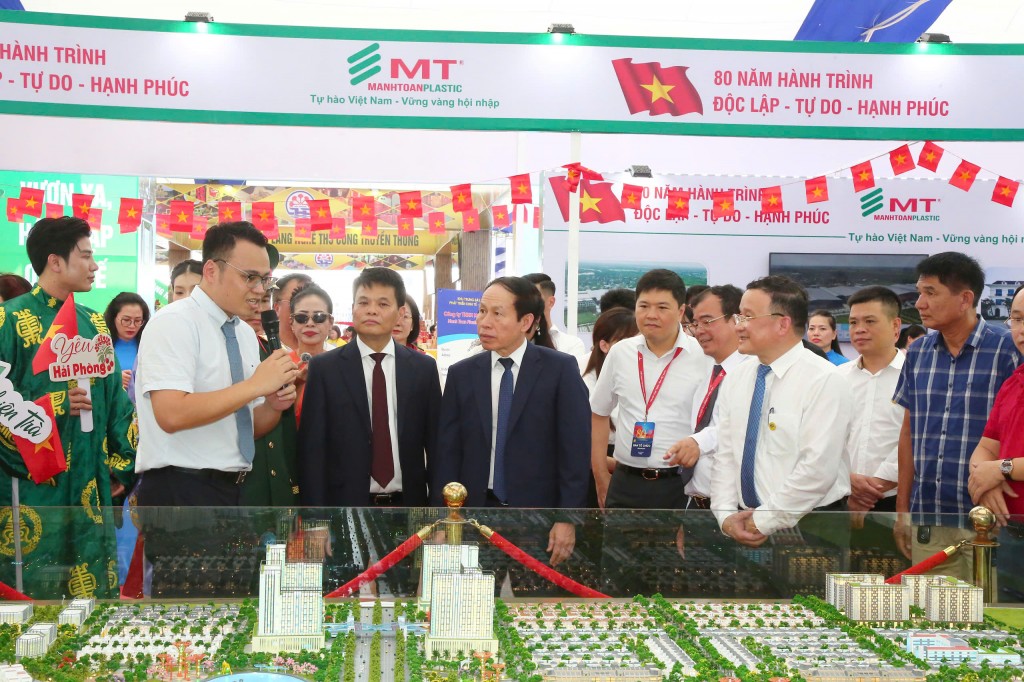 Các đồng chí lãnh đạo thành phố Hải Phòng thăm quan Triển lãm.