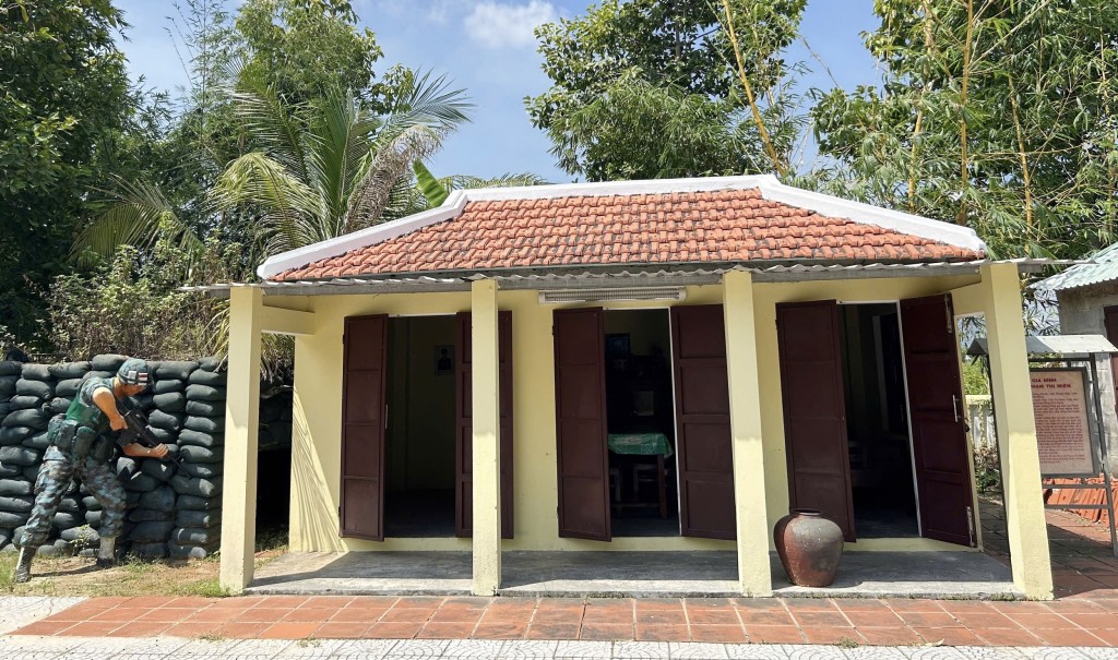 Mô hình tái hiện lại cuộc sống và hoạt động của các cơ sở cách mạng trong thời kỳ kháng chiến tại Khu di tích căn cứ lõm cách mạng B1 Hồng Phước