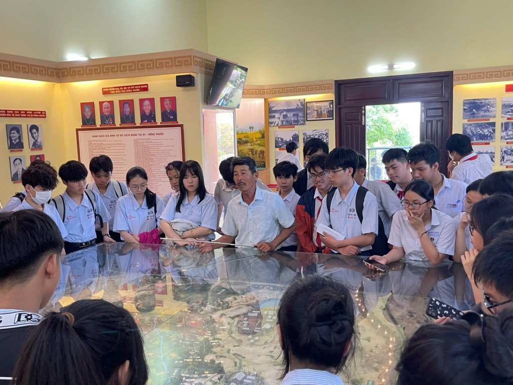 Các em học sinh tham quan, tìm hiểu Khu di tích căn cứ cách mạng B1 Hồng Phước