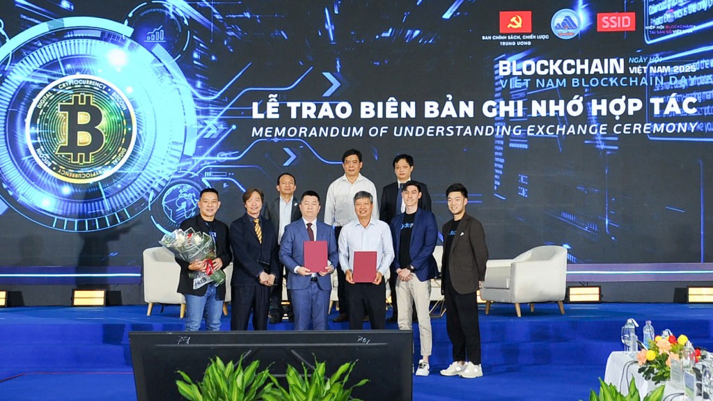 UBND thành phố Đà Nẵng ký kết bản ghi nhớ hợp tác với các doanh nghiệp công nghệ số (Ảnh: Đ.Minh)