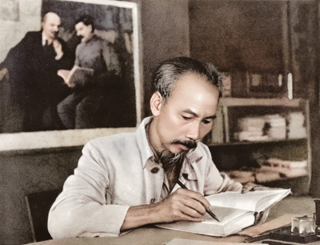 Chủ tịch Hồ Chí Minh trong phòng làm việc tại căn cứ Việt Bắc (1951)