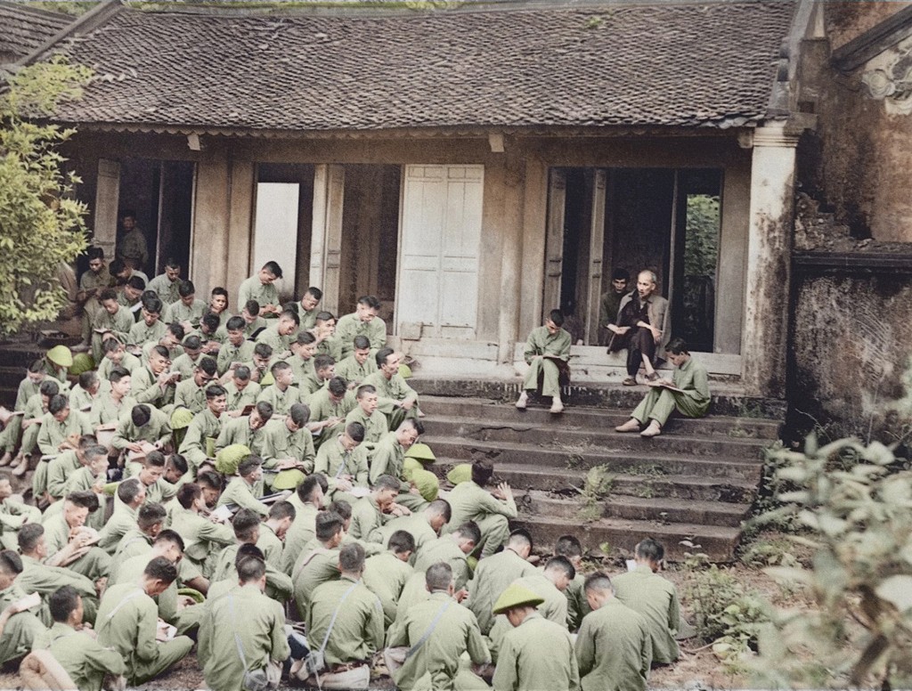Ngày 19 tháng 9 năm 1954, trên đường từ Việt Bắc về Hà Nội, Chủ tịch Hồ Chí Minh ghé thăm Đền Hùng, Phú Thọ và gặp gỡ các cán bộ, chiến sĩ thuộc Đại đoàn Quân tiên phong (Sư đoàn 308) đang trên đường tiến về Thủ đô Hà Nội