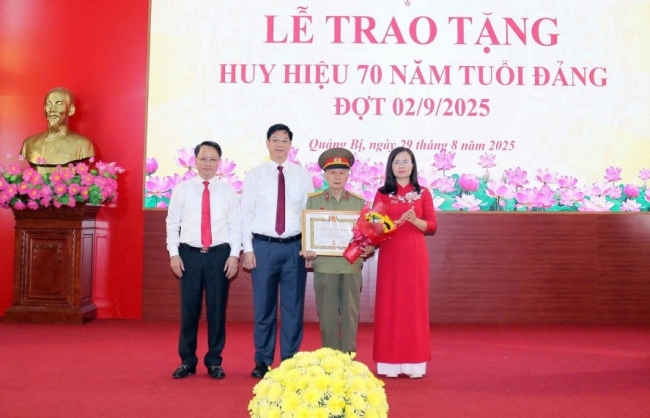 Xã Quảng Bị trao Huy hiệu Đảng tới 47 đảng viên