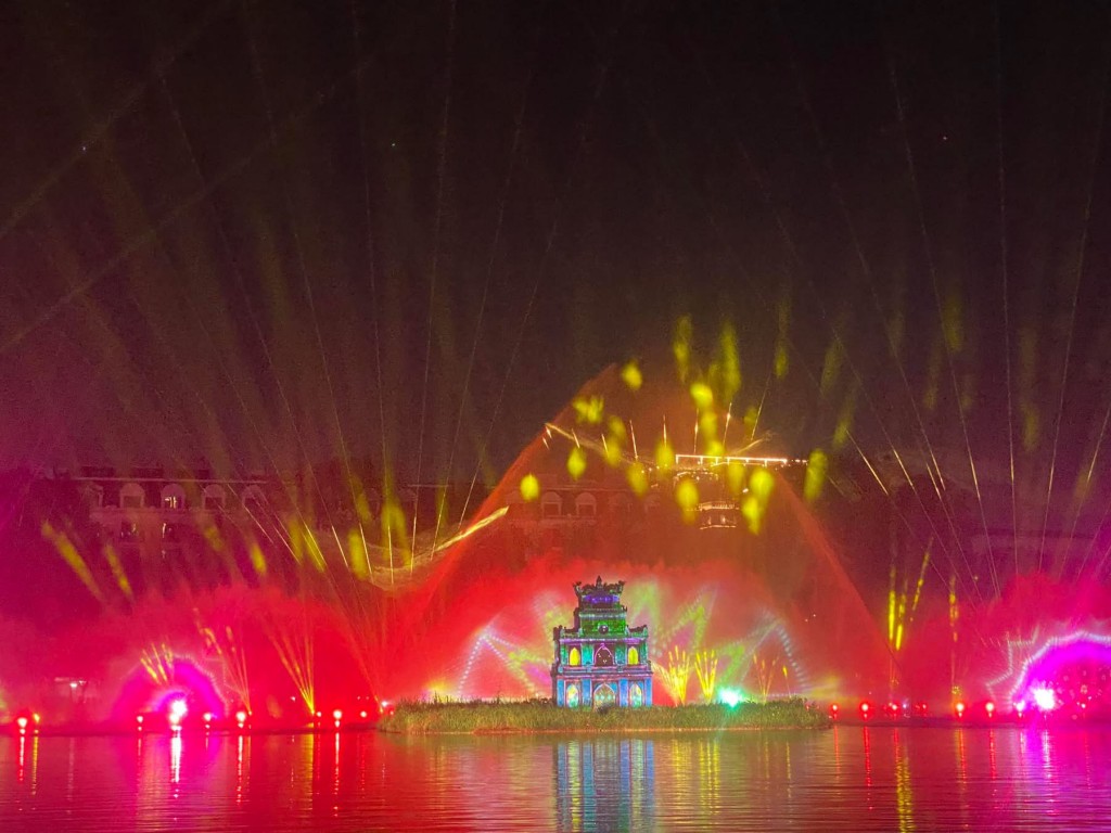 “Hà Nội rạng rỡ”: 3D Mapping kể sử thi lay động trái tim
