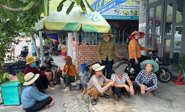 Hàng chục hộ dân bức xúc kéo đến nhà một phụ nữ tổ chức hụi, để đòi tiền sau khi xảy ra vụ vỡ hụi lên đến hơn 2 tỷ đồng