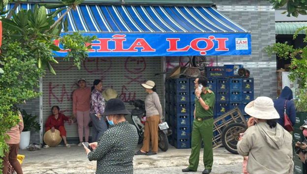 Lực lượng Công an trao đổi, xác minh thông tin sự việc với các hộ dân liên quan (Ảnh: Quang Khang)