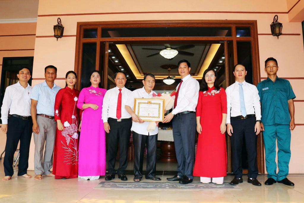 Lễ Trao Huy hiệu Đảng trở nên đặc biệt hơn khi diễn ra đúng lễ kỷ niệm 80 năm ngày Quốc khánh của đất nước