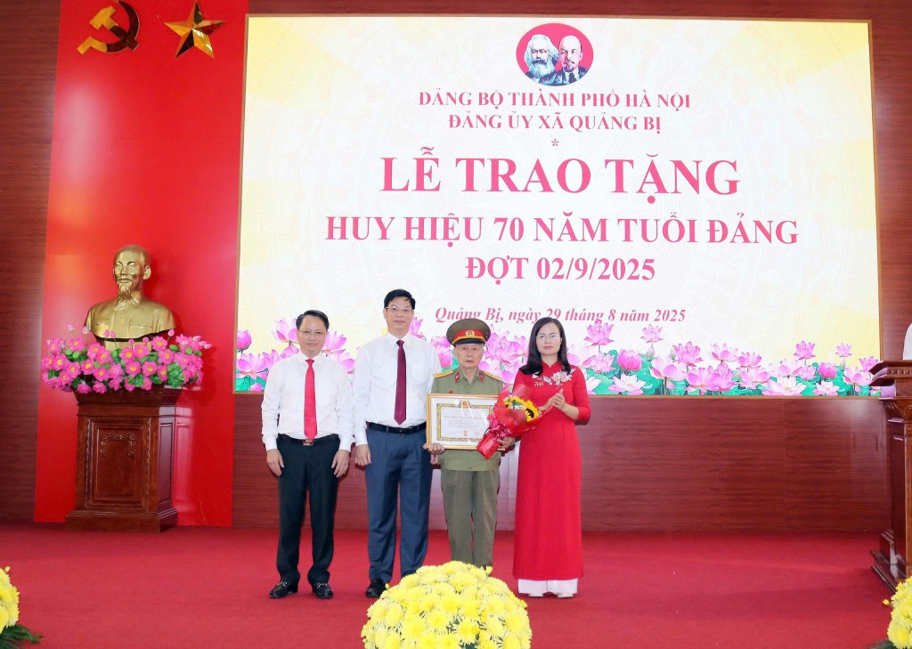 Lãnh đạo xã Quảng Bị trao huy hiệu 70 năm tuổi Đảng cho