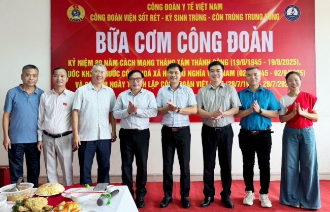 “Bữa cơm Công đoàn” ấm áp viện sốt rét