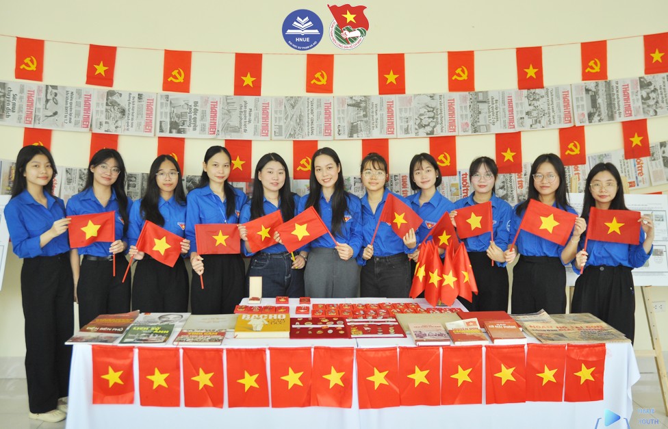 Hơi thở lịch sử trong trưng bày tem và kỷ vật cách mạng của tuổi trẻ Sư phạm Hà Nội