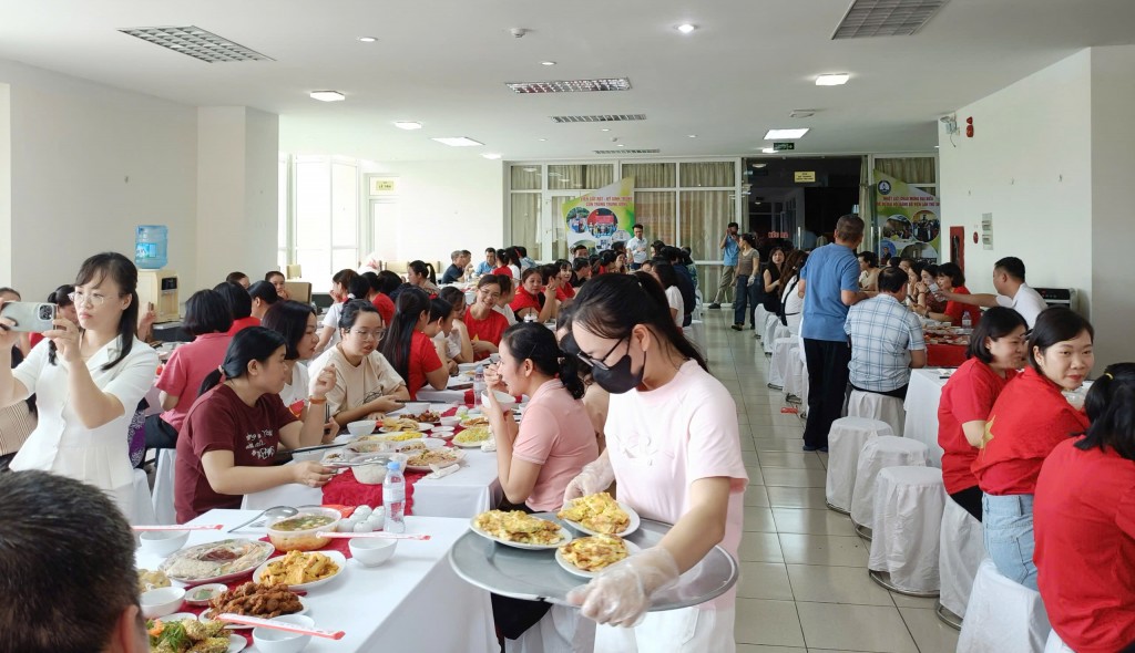 “Bữa cơm Công đoàn” ấm áp viện sốt rét