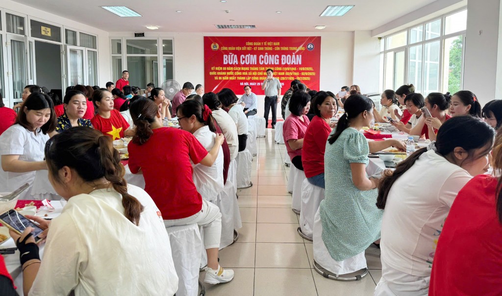 “Bữa cơm Công đoàn” ấm áp viện sốt rét