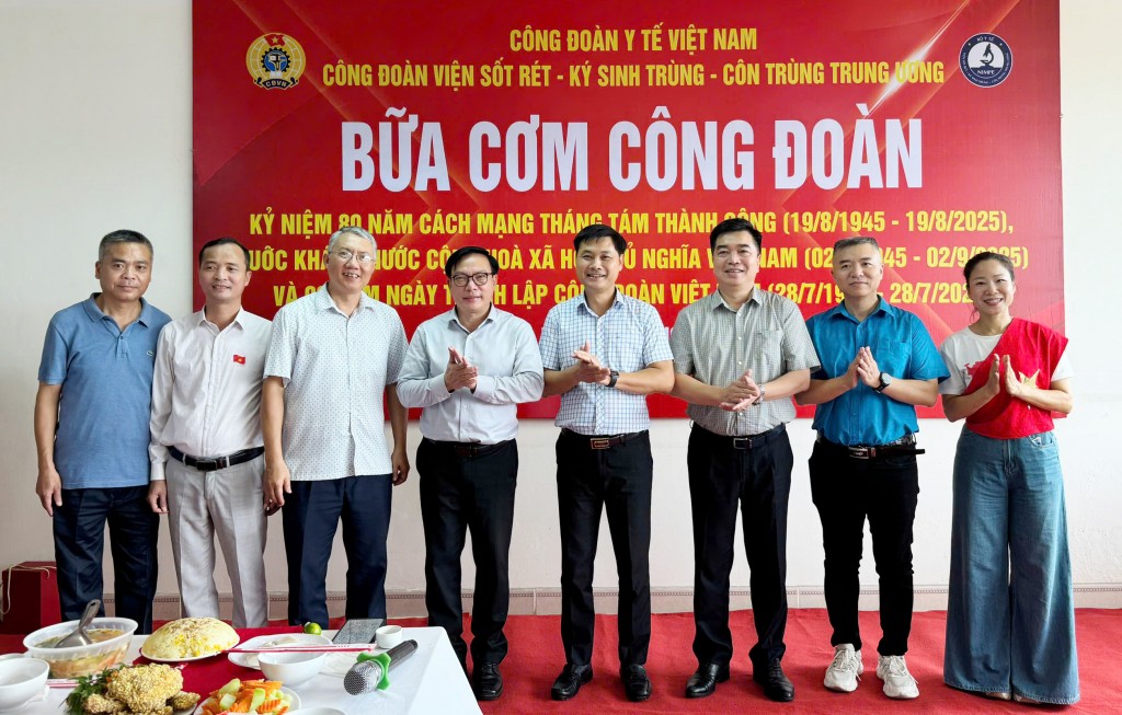 Đại diện Công đoàn Y tế Việt Nam chung vui “Bữa cơm công đoàn” tại Viện Viện Sốt rét - Ký sinh trùng - Côn trùng Trung ương