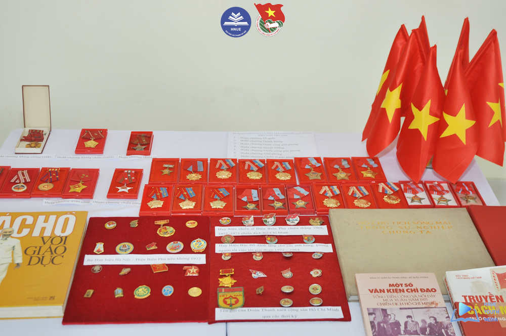 Hơi thở lịch sử trong trưng bày tem và kỷ vật cách mạng của tuổi trẻ Sư phạm Hà Nội