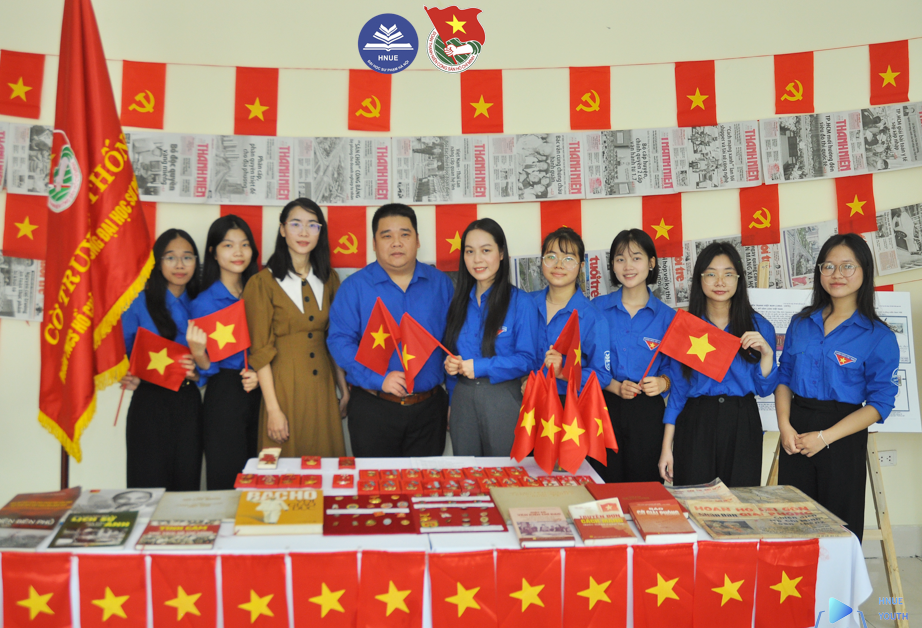 Hơi thở lịch sử trong trưng bày tem và kỷ vật cách mạng của tuổi trẻ Sư phạm Hà Nội