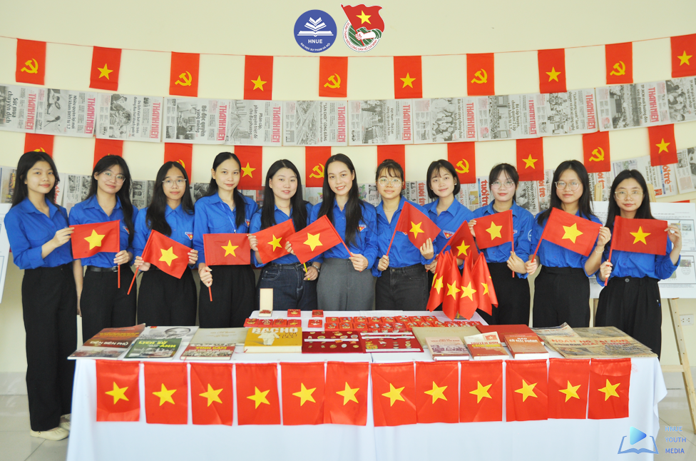 Hơi thở lịch sử trong trưng bày tem và kỷ vật cách mạng của tuổi trẻ Sư phạm Hà Nội Hơi thở lịch sử trong trưng bày tem và kỷ vật cách mạng của tuổi trẻ Sư phạm Hà Nội
