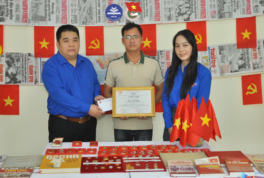 Hơi thở lịch sử trong trưng bày tem và kỷ vật cách mạng của tuổi trẻ Sư phạm Hà Nội
