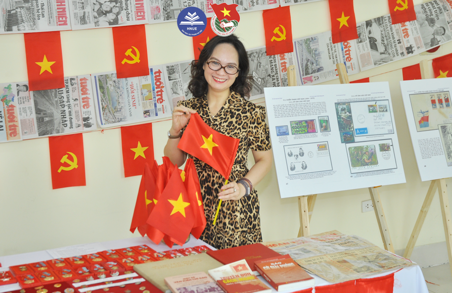Hơi thở lịch sử trong trưng bày tem và kỷ vật cách mạng của tuổi trẻ Sư phạm Hà Nội