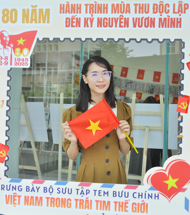 Hơi thở lịch sử trong trưng bày tem và kỷ vật cách mạng của tuổi trẻ Sư phạm Hà Nội