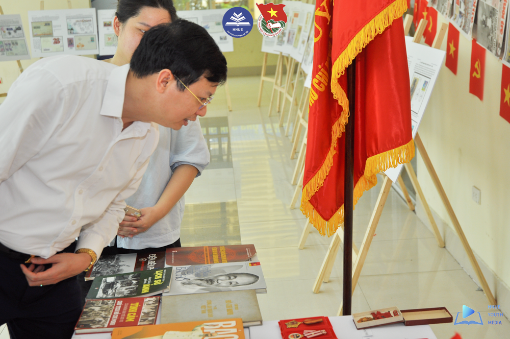 Hơi thở lịch sử trong trưng bày tem và kỷ vật cách mạng của tuổi trẻ Sư phạm Hà Nội Hơi thở lịch sử trong trưng bày tem và kỷ vật cách mạng của tuổi trẻ Sư phạm Hà Nội