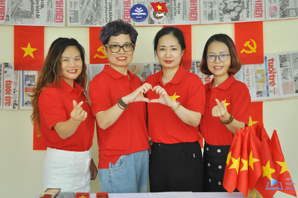 Hơi thở lịch sử trong trưng bày tem và kỷ vật cách mạng của tuổi trẻ Sư phạm Hà Nội