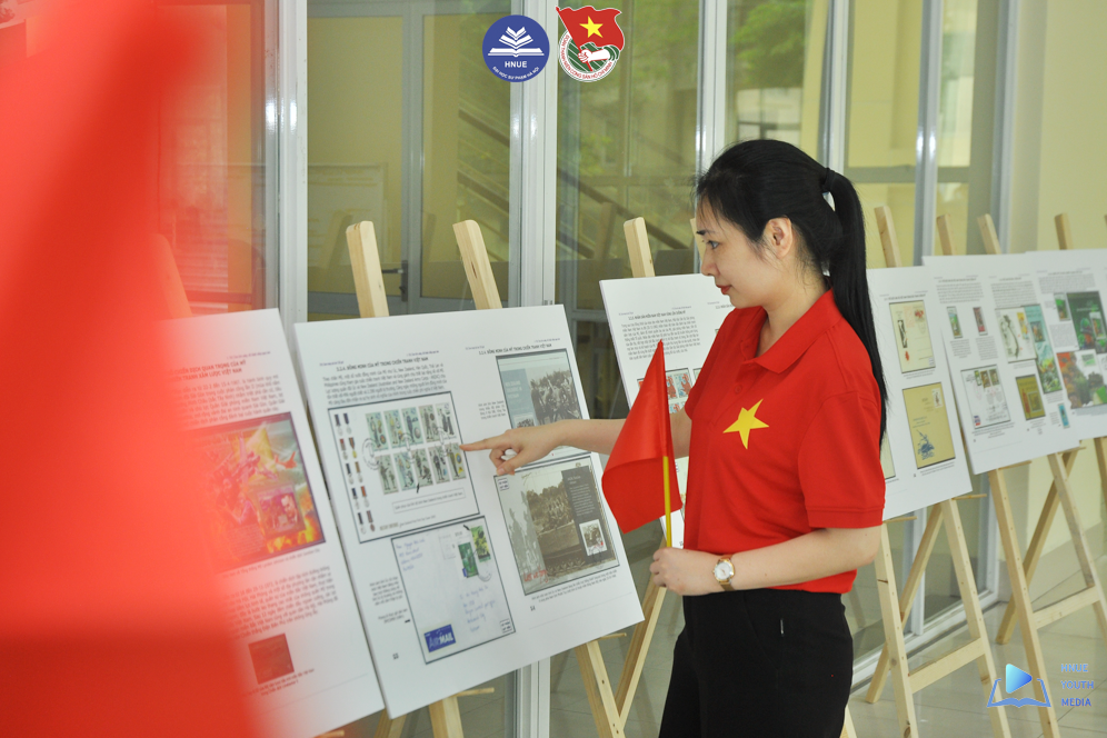 Hơi thở lịch sử trong trưng bày tem và kỷ vật cách mạng của tuổi trẻ Sư phạm Hà Nội Hơi thở lịch sử trong trưng bày tem và kỷ vật cách mạng của tuổi trẻ Sư phạm Hà Nội