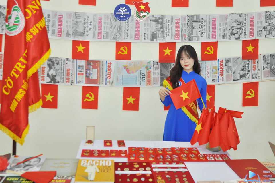 Hơi thở lịch sử trong trưng bày tem và kỷ vật cách mạng của tuổi trẻ Sư phạm Hà Nội