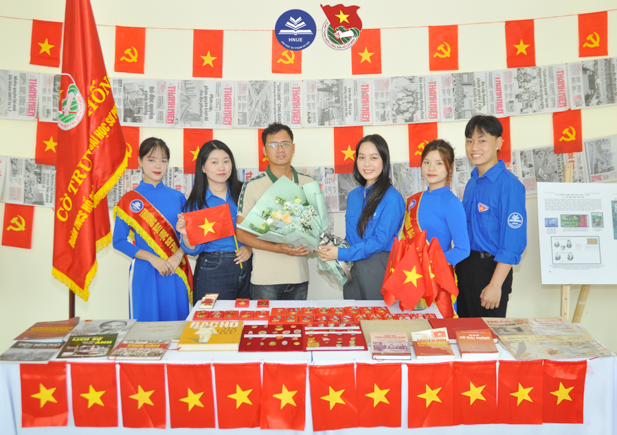 Hơi thở lịch sử trong trưng bày tem và kỷ vật cách mạng của tuổi trẻ Sư phạm Hà Nội