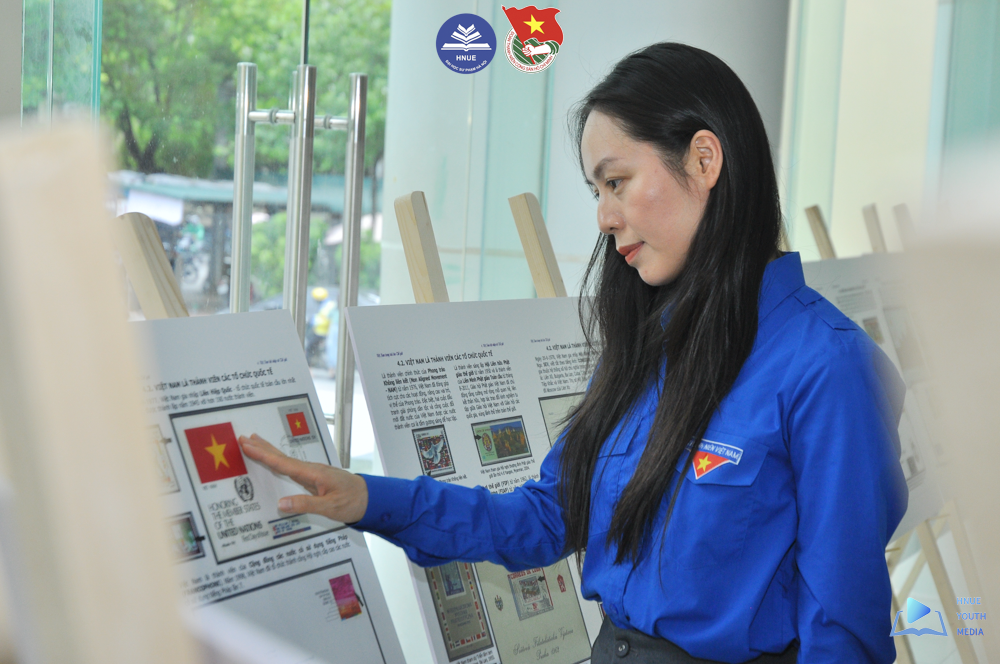 Hơi thở lịch sử trong trưng bày tem và kỷ vật cách mạng của tuổi trẻ Sư phạm Hà Nội Hơi thở lịch sử trong trưng bày tem và kỷ vật cách mạng của tuổi trẻ Sư phạm Hà Nội
