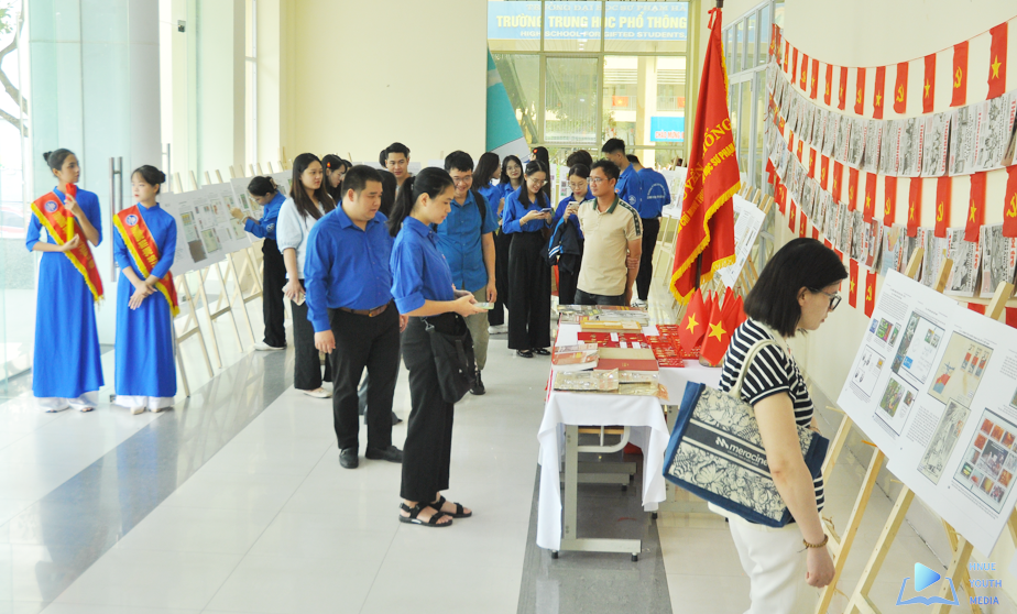 Hơi thở lịch sử trong trưng bày tem và kỷ vật cách mạng của tuổi trẻ Sư phạm Hà Nội Hơi thở lịch sử trong trưng bày tem và kỷ vật cách mạng của tuổi trẻ Sư phạm Hà Nội