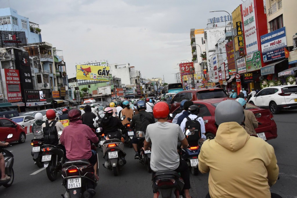 Hàng ngàn người dân đổ về các tuyến đường cửa ngõ thành phố