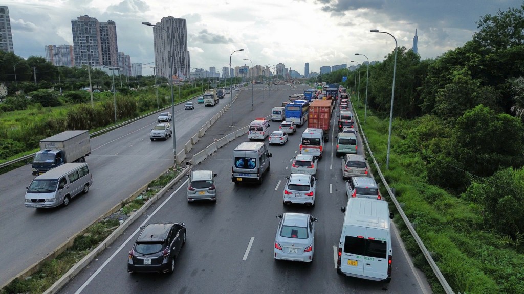 tại nút giao An Phú cửa ngõ phía Đông TP.HCM, càng về tối, giao thông càng trở nên đông đúc.