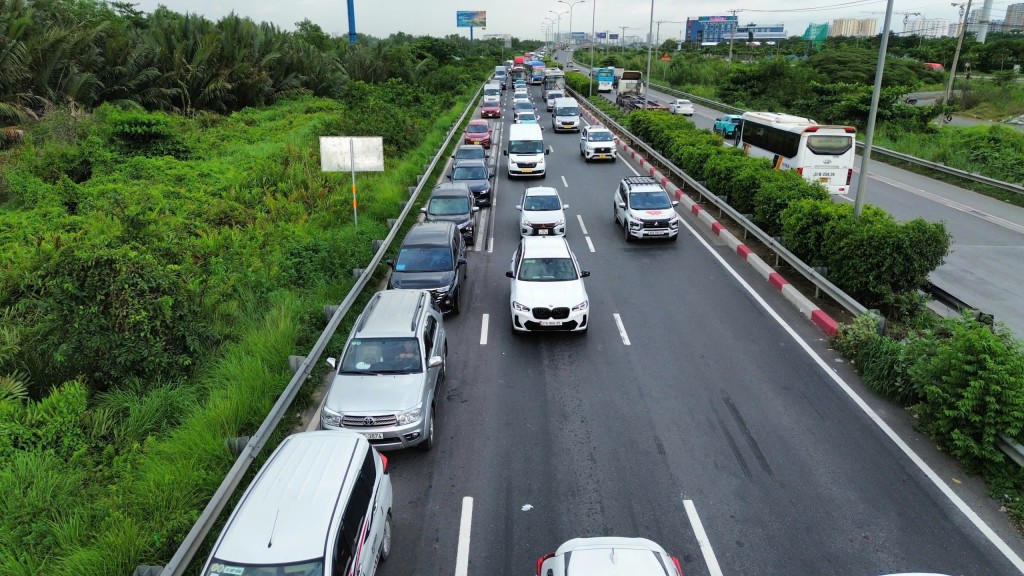 Dịp này, CSGT TP.HCM đồng loạt ra quân đảm bảo trật tự an toàn giao thông phục vụ người dân về quê nghỉ lễ.