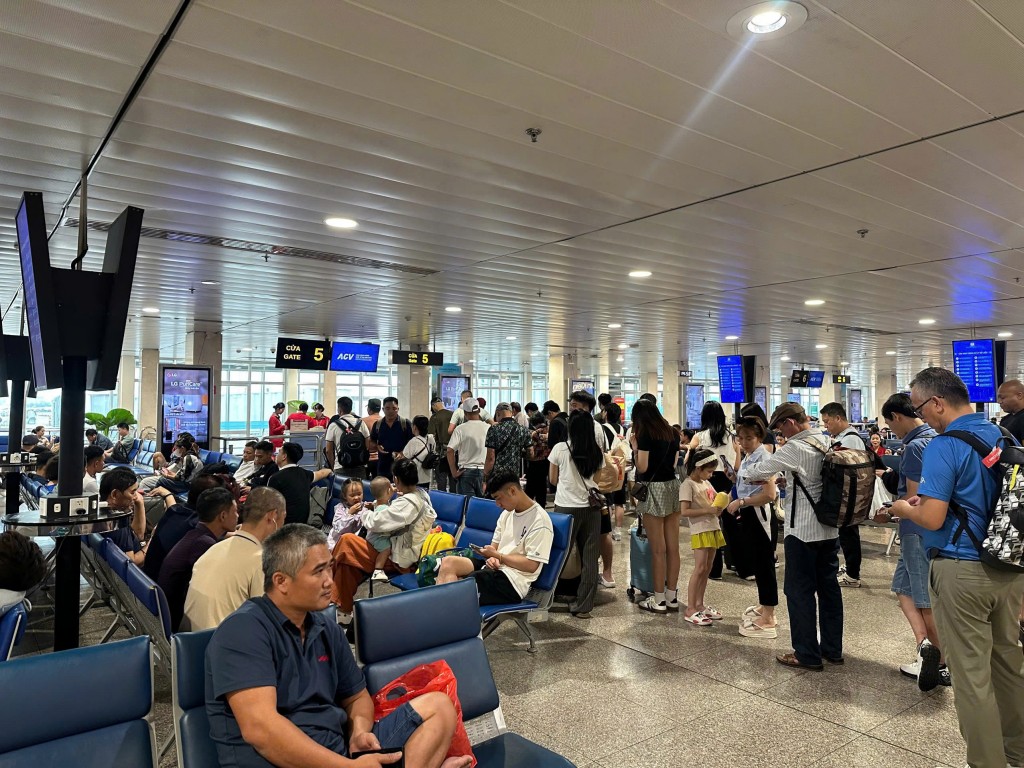 Lượng lớn người dân cũng đổ về sân bay Tân Sơn Nhất, khiến nhiều khu vực bị quá tải