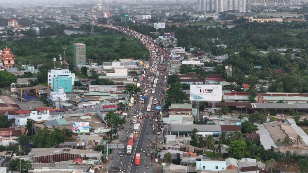 Trong thời gian này, khu vực cầu Bình Triệu 1, 2 cũng đang điều chỉnh giao thông để tổ chức thi công nâng tĩnh không cầu Bình Triệu 1 nên tình hình giao thông càng trở nên phức tạp.  Ở cửa ngõ phía Tây, dòng người đổ dồn về các tỉnh miền Tây khiến tình hì