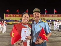 Người dân đội mưa xem tổng duyệt diễu binh, diễu hành