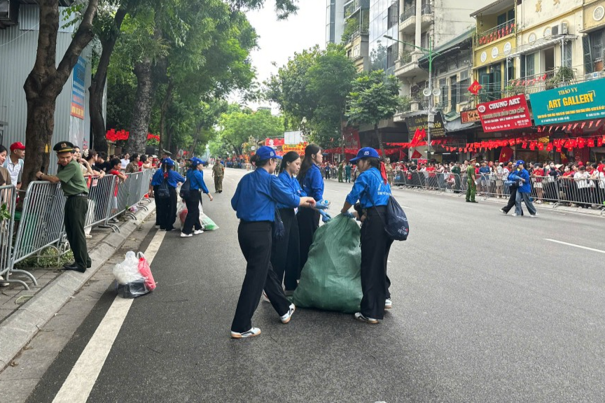“Áo xanh” xuyên đêm phục vụ tổng duyệt diễu binh, diễu hành