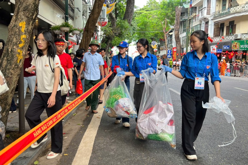 “Áo xanh” xuyên đêm phục vụ tổng duyệt diễu binh, diễu hành