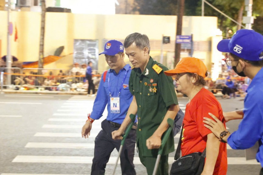 “Áo xanh” xuyên đêm phục vụ tổng duyệt diễu binh, diễu hành