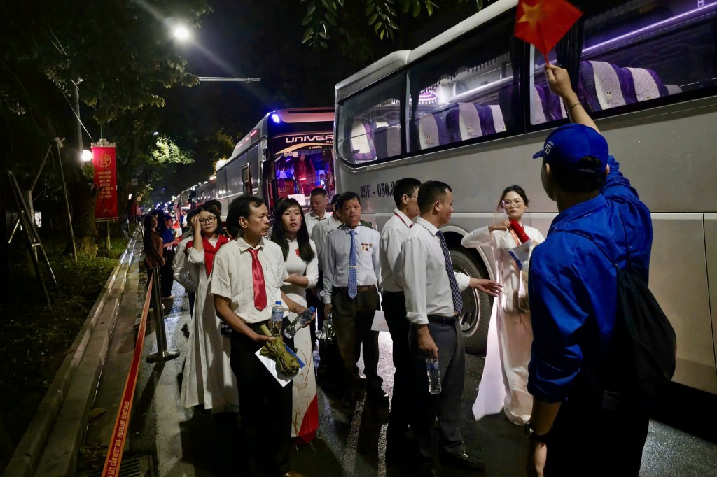 Tình nguyện viên đón và hỗ trợ các đoàn di chuyển đển cửa kiểm soát an ninh