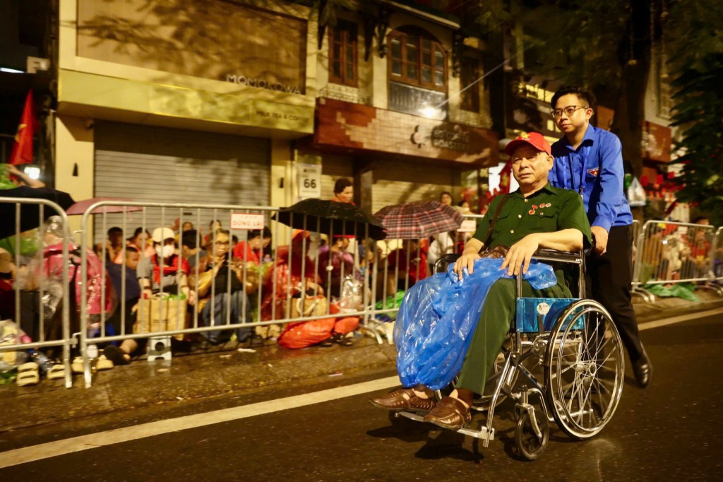 “Áo xanh” xuyên đêm phục vụ tổng duyệt diễu binh, diễu hành
