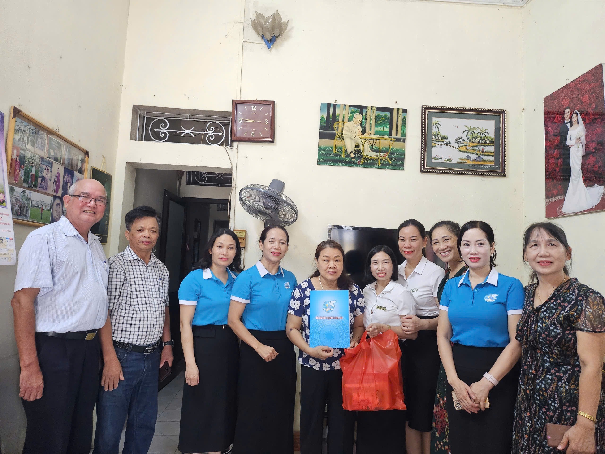 Phụ nữ Hà Nội chăm lo gia đình khó khăn dịp Quốc khánh